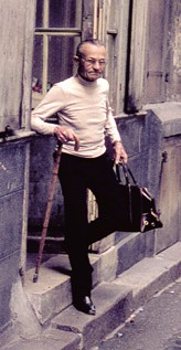 Pierre Molinier, rue des Faussets (Circa 1974-1975, Photo : Pierre Petit)