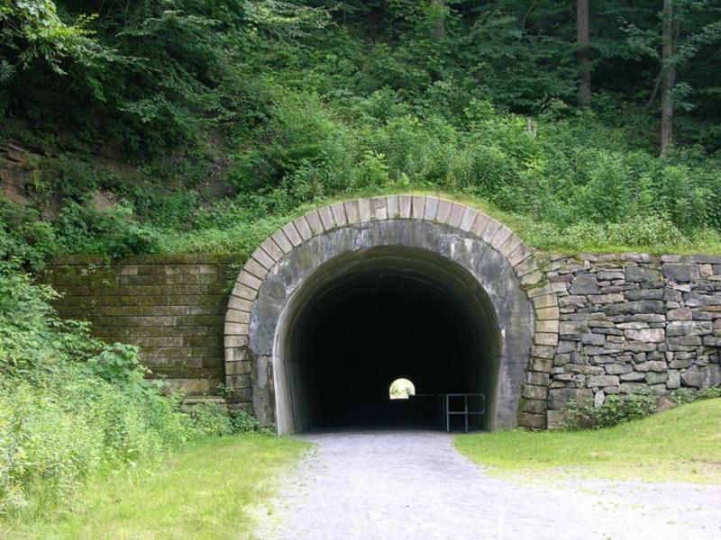 File:Staple Bend Tunnel-East End-800x600.jpg