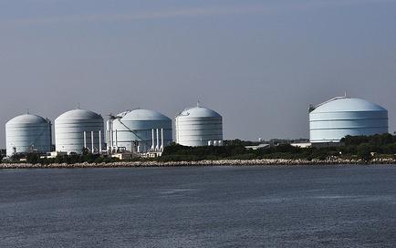 File:LNG storage tanks.jpg