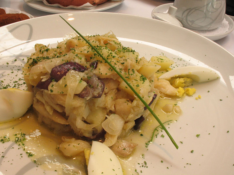 File:Portuguese cod casserole (Bacalhau à Gomes de Sá).jpg