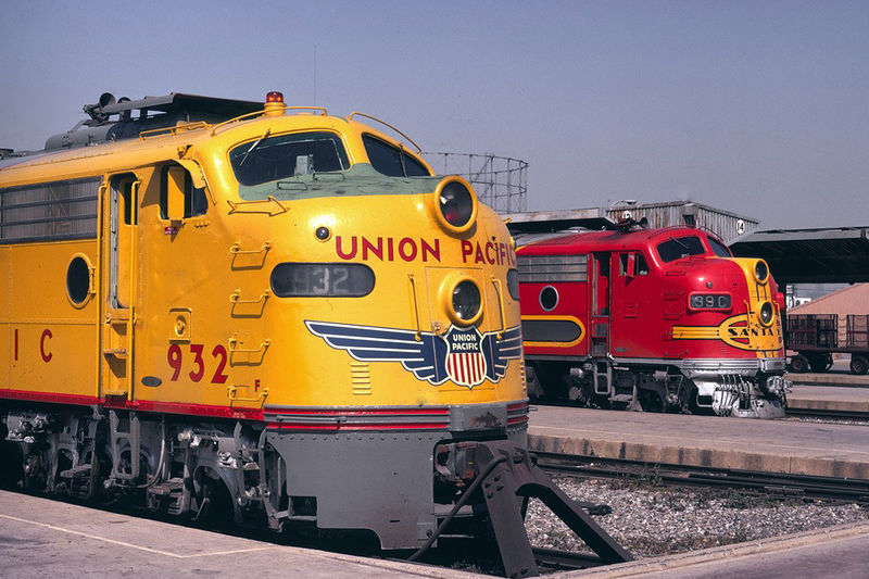 File:UP932 and ATSF 39C LAUPT.jpg