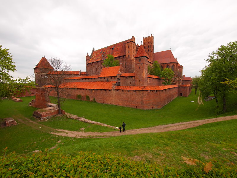 File:Malbork Castle, 2011, from south.jpg