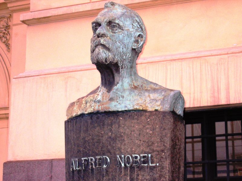 File:800px-Alfred nobel statue oslo.jpg