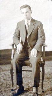 File:Bobby Porritt, wearing a suit, in 1931 - N-1987-016-0416 141.jpg