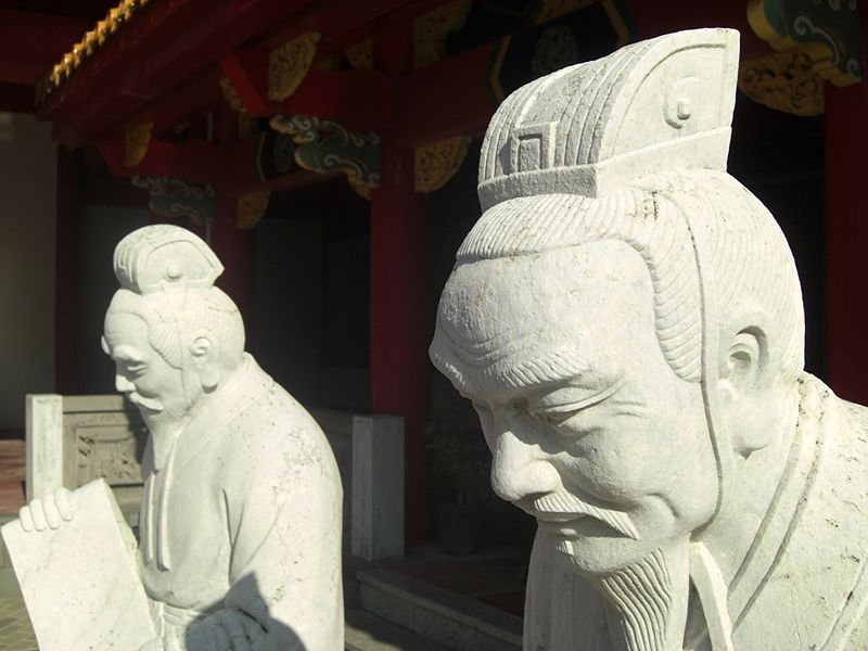File:Koshi-byo-nagasaki-statues-closeup.jpg