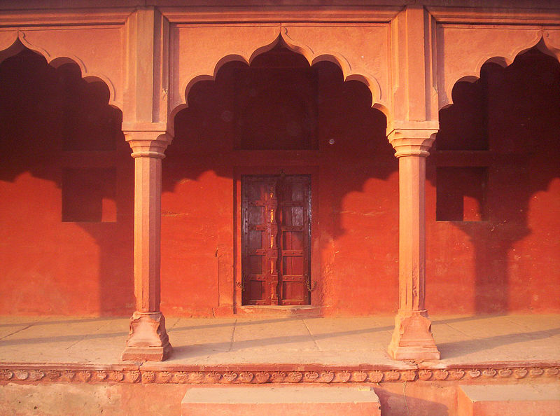 File:Taj, jilaukhana bazaar arches.jpg