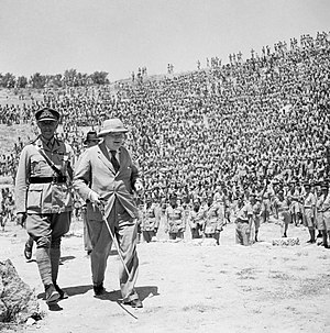 Winston Churchill au théâtre de Carthage, 1943.jpg