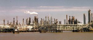 Refinery on Mississippi River.jpg