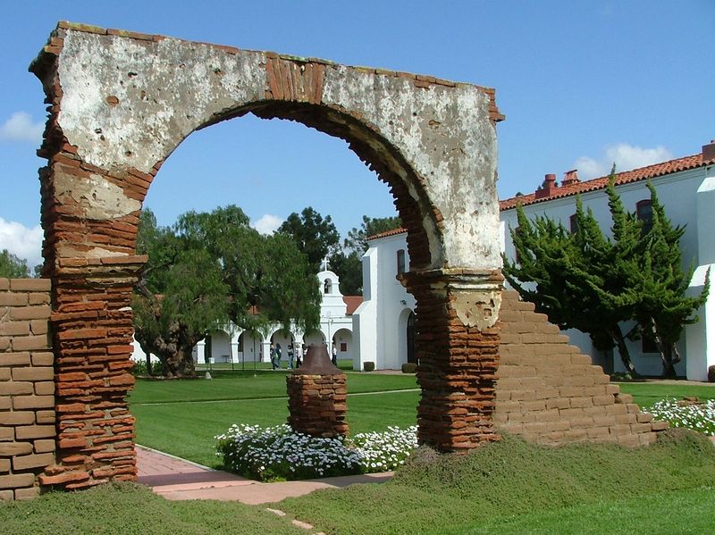 File:Mission San Luis Rey courtyard arch.jpg