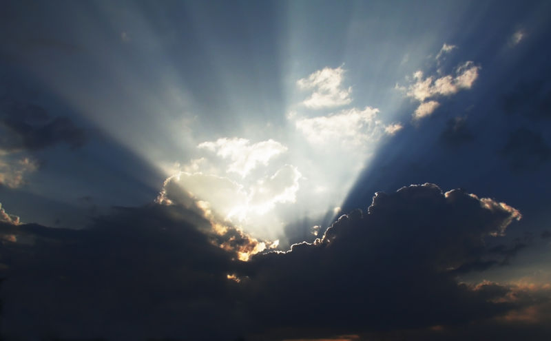 File:Crepuscular rays color.jpg