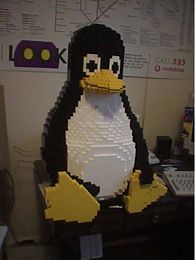 A digital sculpture of Tux, by Lego.