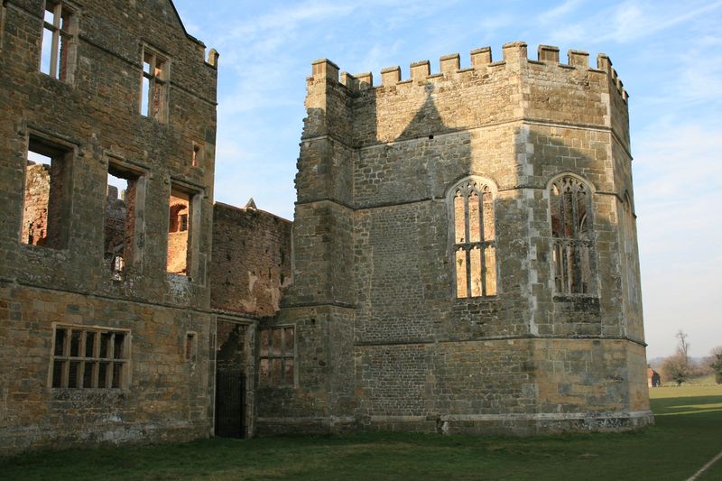 File:Cowdray House chapel exterior, 2008.jpg