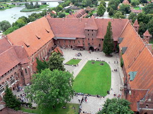 (CC [3]) Photo: Alistair Young The Middle Castle from the Upper Castle in 2009