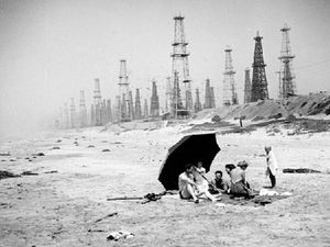 Huntington Beach California oil boom 1920.jpg