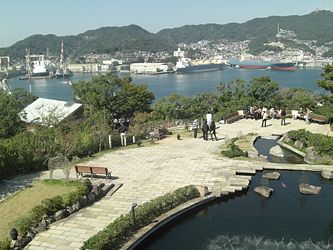 Glover Garden (グラバー園 Gurabaa-en) in Nagasaki (長崎) consists of several preserved European-style houses and gardens, overlooking the busy modern port.